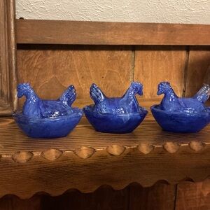 Beautiful cobalt blue slag/swirl mini hen on nest ***READ DESCRIPTION***